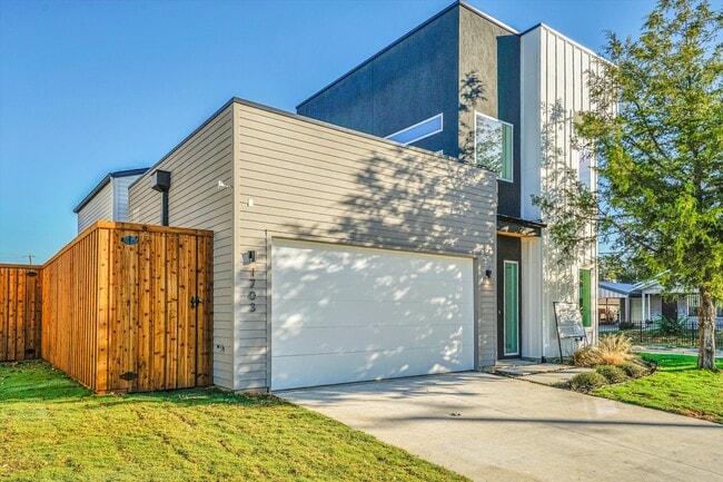 Photo - 1703 Nomas St