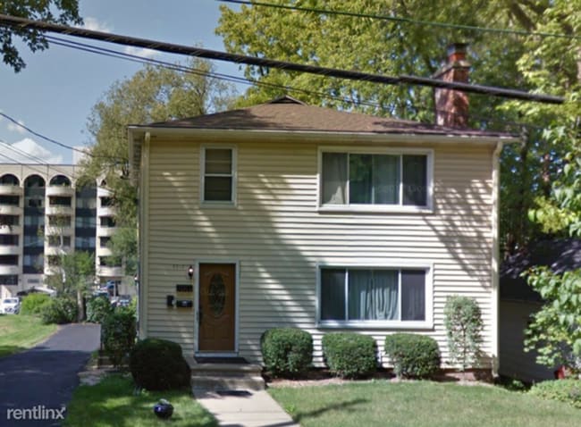 Building Photo - Cozy Studio Apartment in the Heart of Shorewood Hills Unit 3