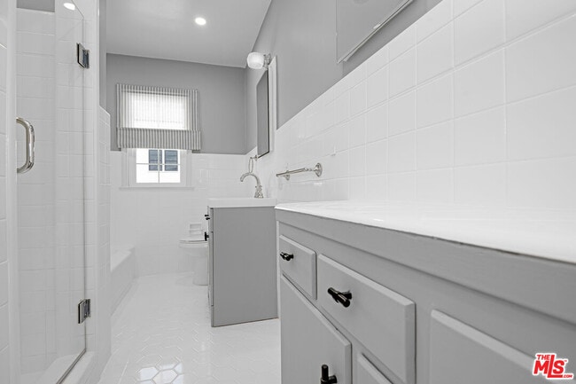 Photo - 405-404 Shirley Pl Unit 3/4