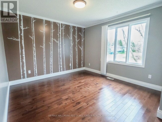 Photo - 42 Royal Beech Dr