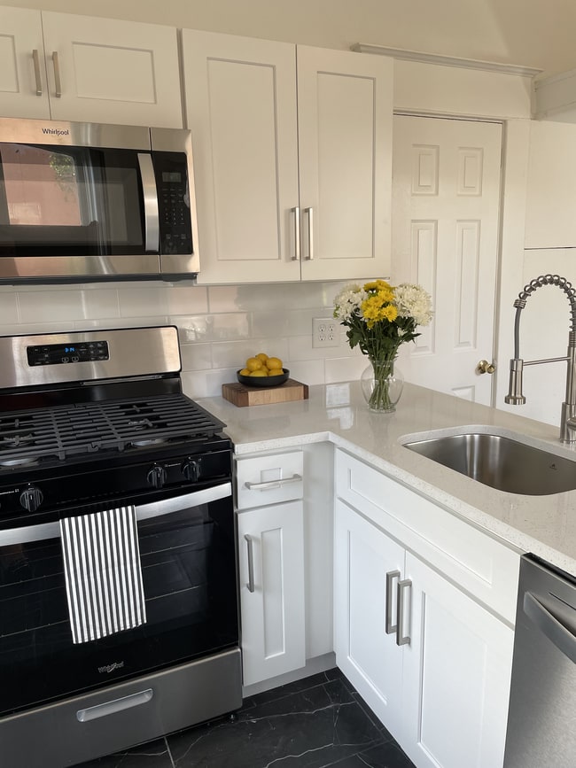 Kitchen - The Vinoy Courtyard Apartments