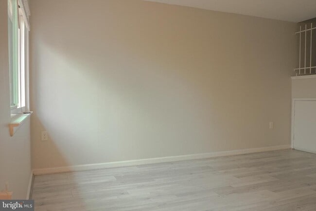 Building Photo - 8622 Village Square Dr