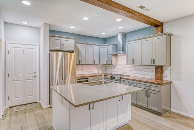 Photo - 2Bd/2.5Ba Issaquah Townhouse