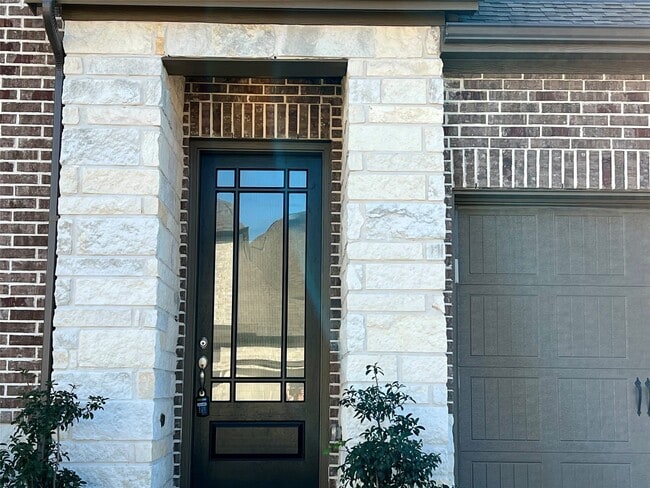 Photo - 547 Kingston Ln