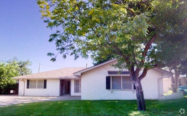 Building Photo - 2410 SW 26th Ave Rental
