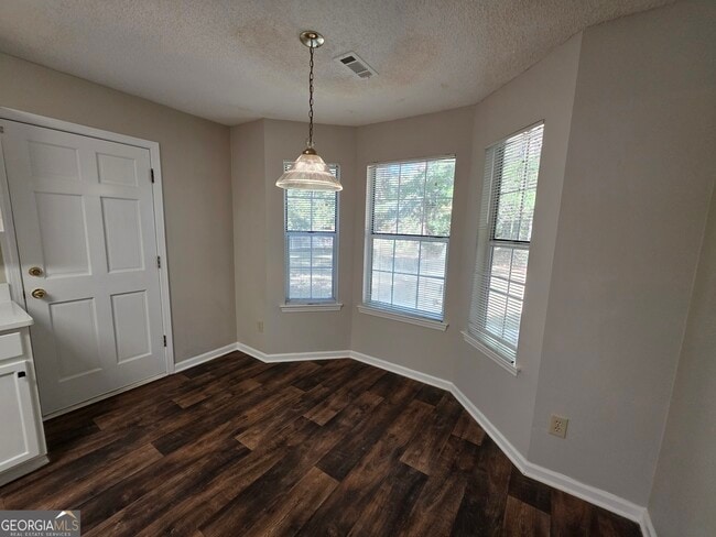 Photo - 302 Henley Way