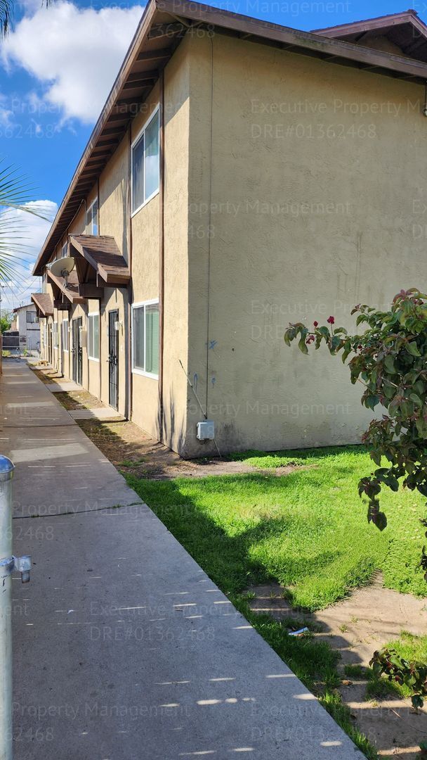 Photo - 2 bedroom, 1.5 bathroom townhome located near schools, shopping, restaurants, & Kern Medical Hosp...