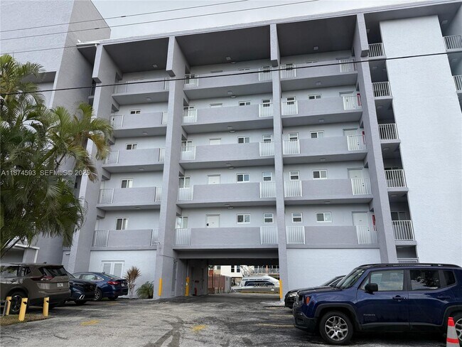 Photo - 3626 NE 168th St Unidad 404