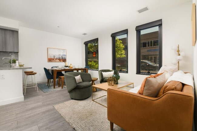 Building Photo - 853 W Madison St Rental