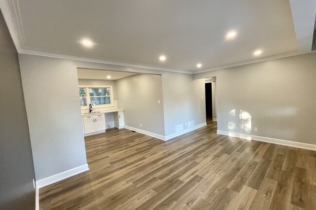 Building Photo - 39 Silvercreek Pkwy N