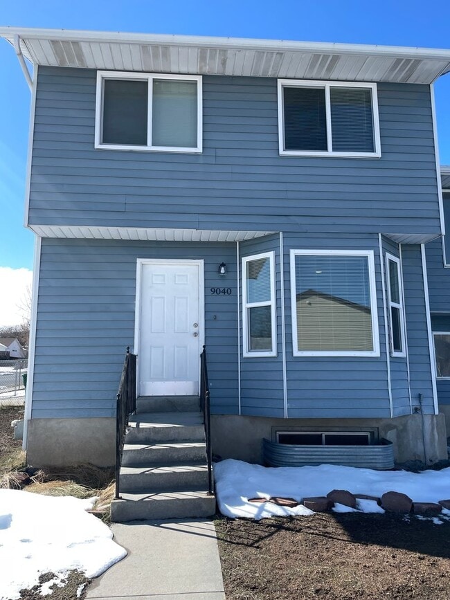 Building Photo - Spacious 3-bedroom 1.5 Bath Twin-Home with a Fenced Backyard