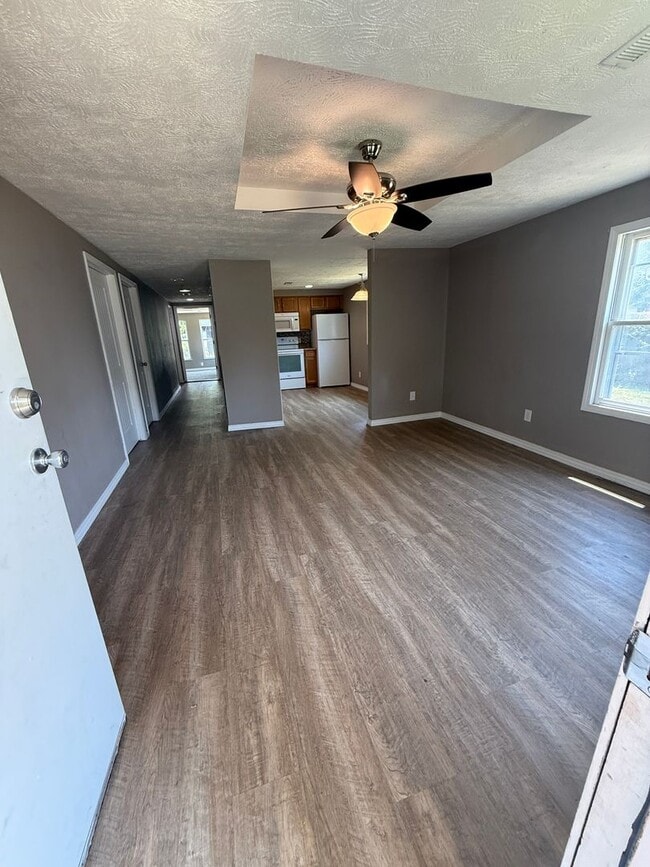 Building Photo - 3 bedroom/1 bath house