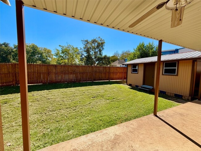 Photo - 305 W Tom Green St