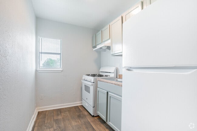 2BR, 1BA - 800SF - Kitchen