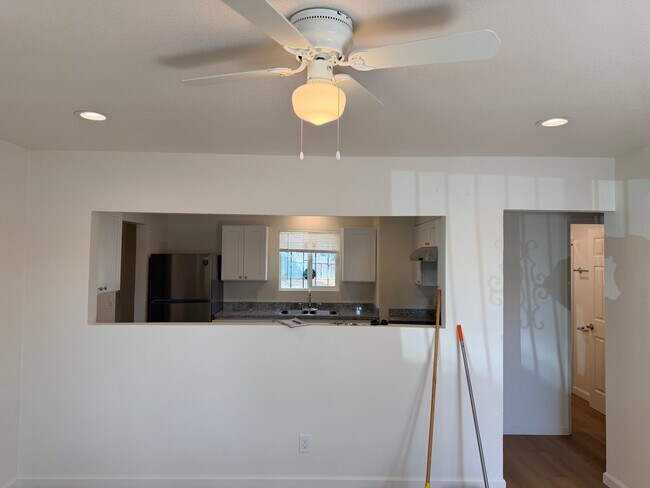 Photo - 824 W Valencia Ave
