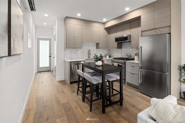 Photo - 4758 Green Lake Way N