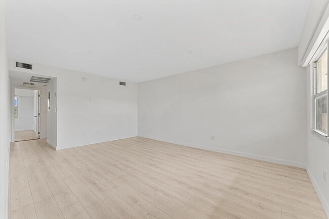 Photo - 71 Fanshaw B