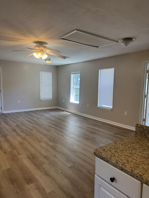 Photo - 1028 Brett St N