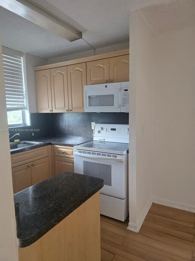 Building Photo - 1801 S Treasure Dr Unit 405 Rental