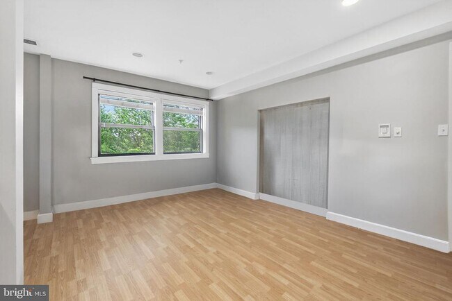 Building Photo - 1524 Independence Ave SE Unit 303