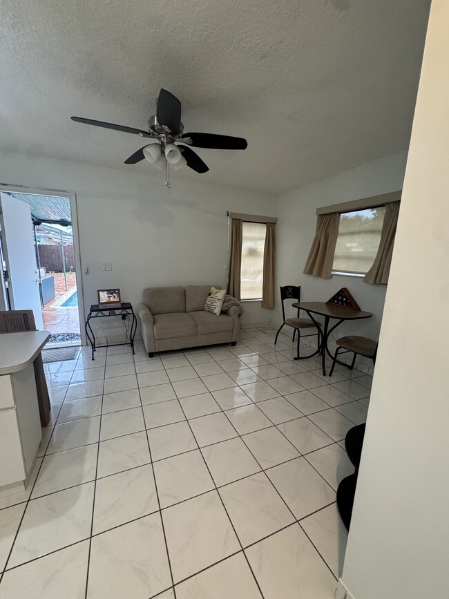 Building Photo - 5501 SW 89th Ave Unit 1/1 Spacious Efficient