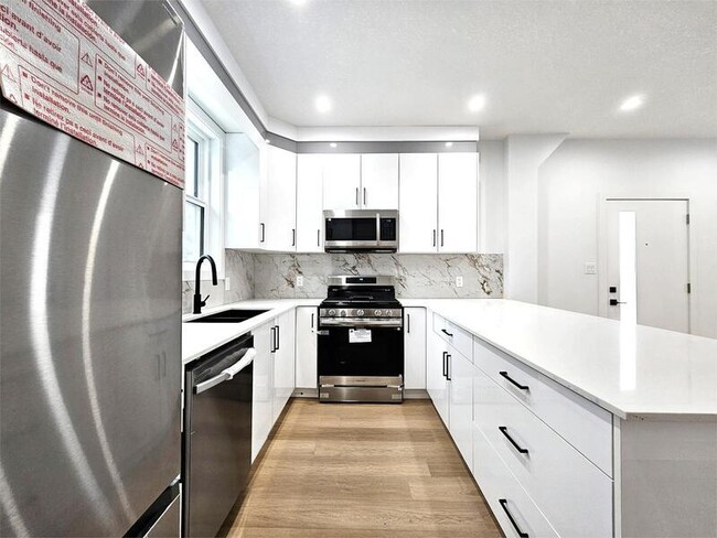 Photo - 10698-10661 61 St NW