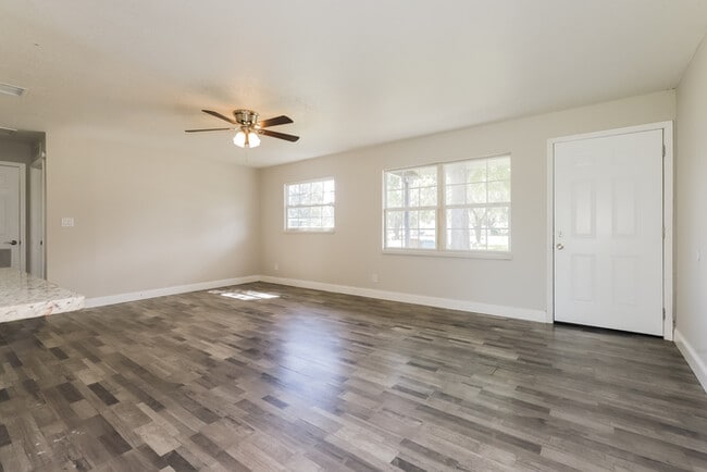 Photo - 147 NW 10th Dr