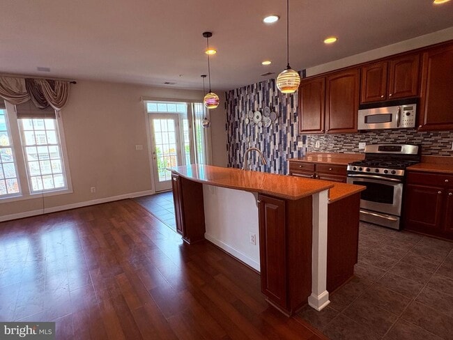 Photo - 635 Whetstone Glen St