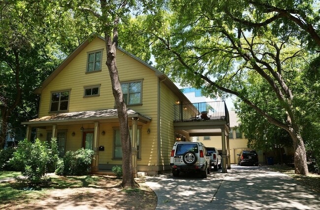 Building Photo - 3207 Hampton Rd Unit A