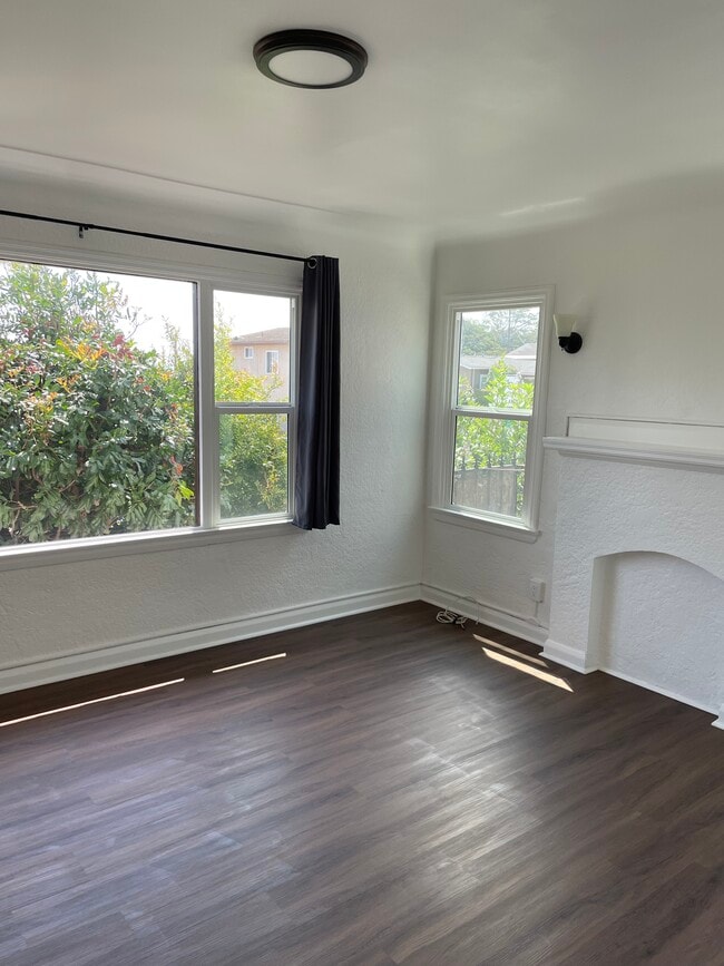 Living Room - 1905 S Alma St Unit 1905