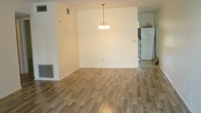 Building Photo - 2402 Ecuadorian Way