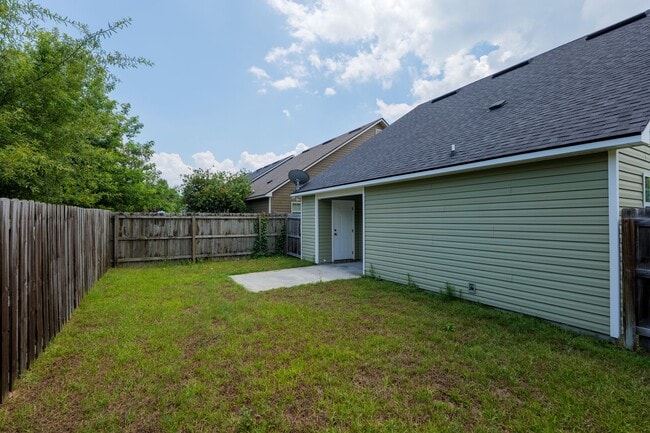 Building Photo - Don't Miss Out On This One! Rental