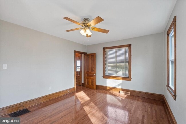 Photo - 923 N Main St