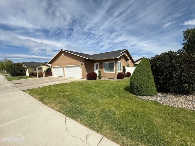 Spacious 3BR/2BA Duplex – Comfort Meets Co... - Spacious 3BR/2BA Duplex – Comfort Meets Co... House