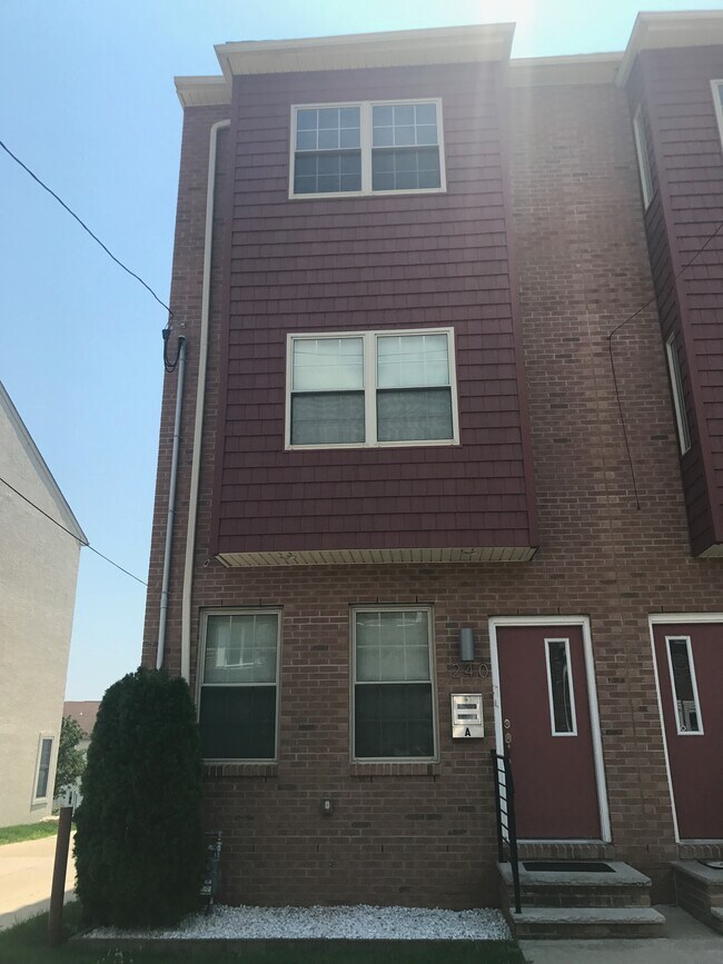 Photo - 240 Lauriston St