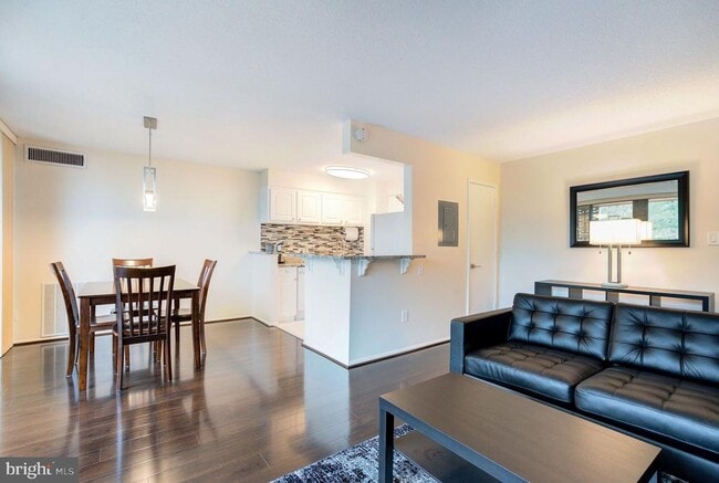 Photo - 8 S Van Dorn St Unidad 608