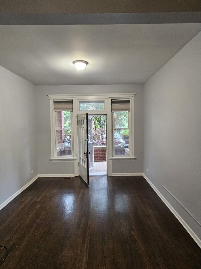 Área familiar/de estar en el piso superior - 2249 W Iowa St Apartamentos Unidad 1F