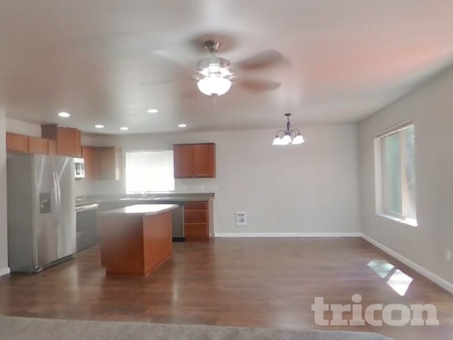 Photo - 1924 Kelowna Place Southest