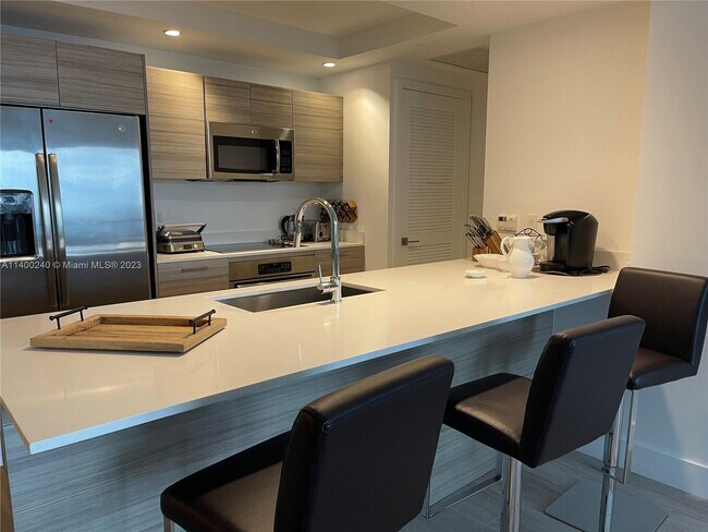 Photo - 121 NE 34th St Unidad 2802