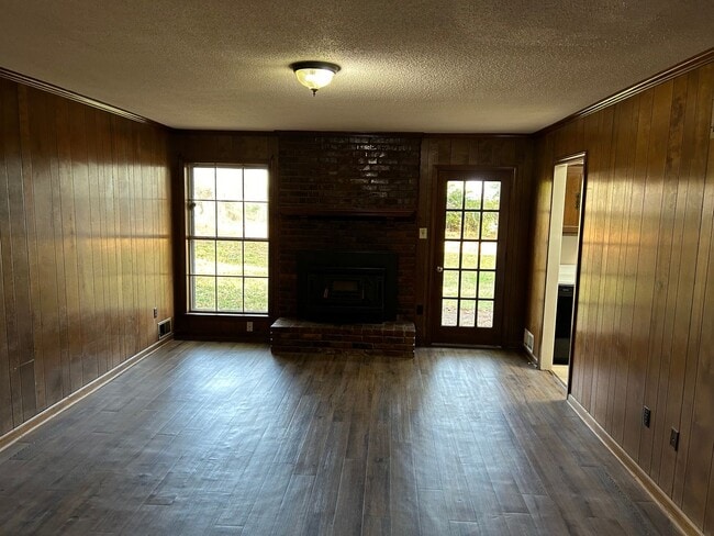 Photo - 842 Farmington Dr N