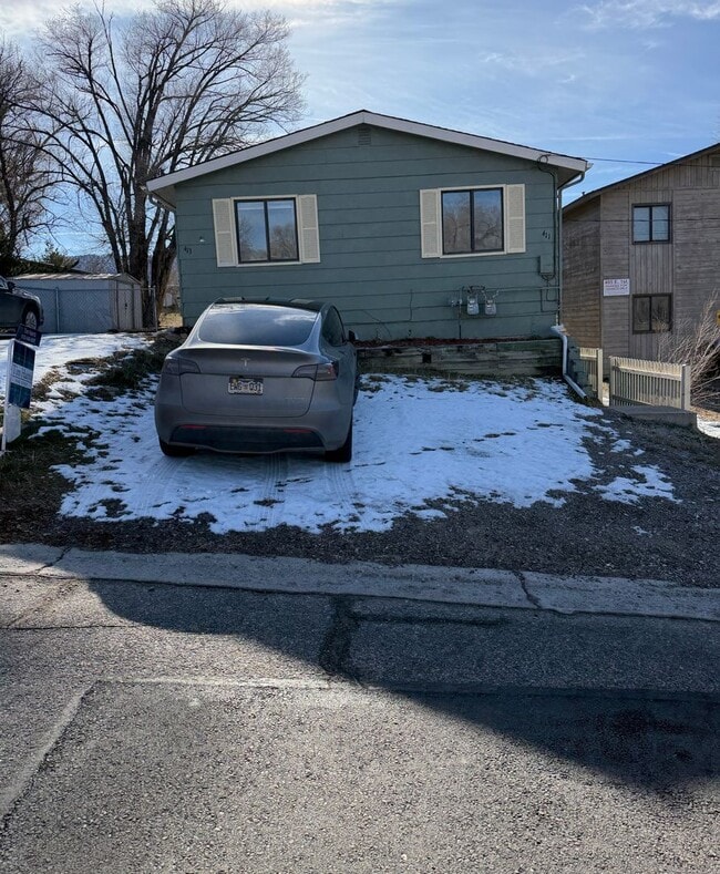 Building Photo - 411 E 1st St Unit 413 - Upstairs