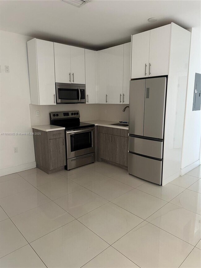 Photo - 676 NW 47th St Unidad 1