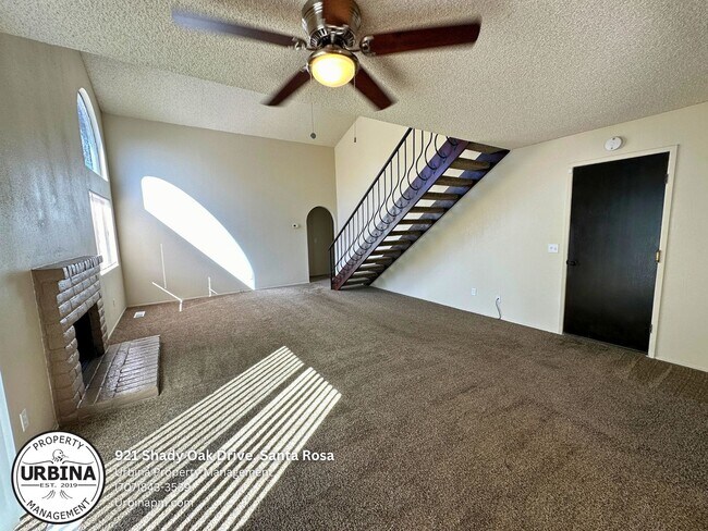 Photo - Spacious 3-Bedroom End Unit in Prime Santa...