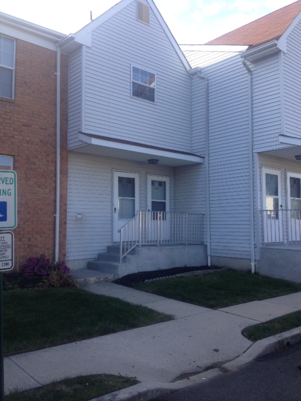 Building Photo - 804 Woodchip Rd