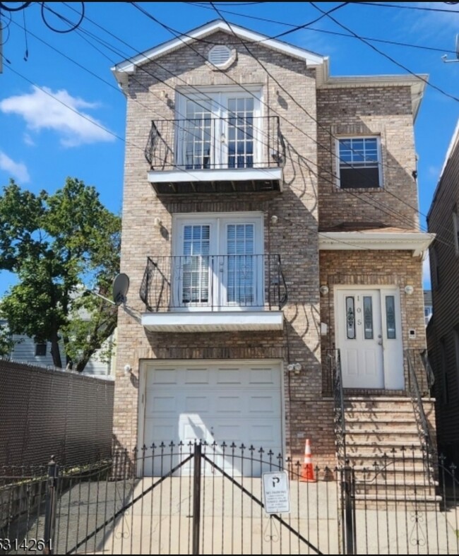 Front of the house - 105 Palm St Apartments Unit 2 floor