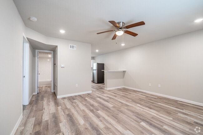 1BR, 1 BA - 650SF - Van Alstyne Apartments