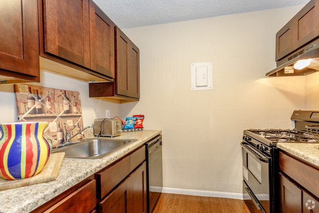 2BR, 1BA - 902 SF