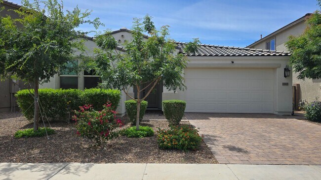 Photo - Beautiful like new home! Lots of sq ft on a single level!