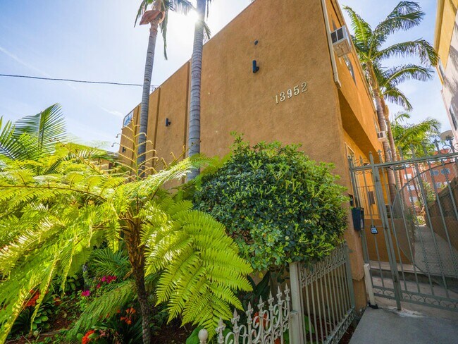 13952 Moorpark Ave
