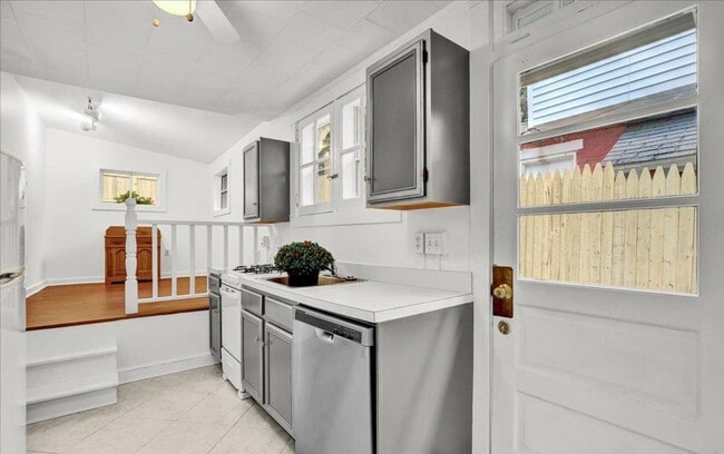 249 W Walnut St
